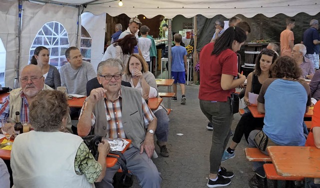 Der Zwiebelkuchenhock  war gut besucht.   | Foto: Steckmeister