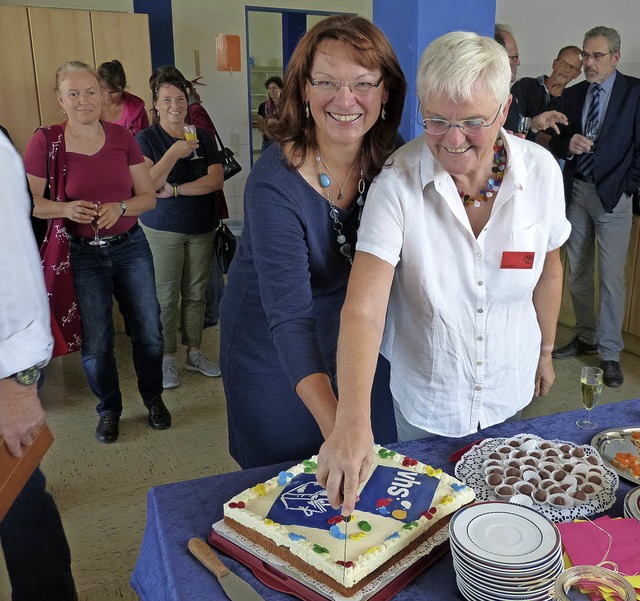 Agnes Wrne und Elisabeth Wember schne... Sektempfang den Geburtstagskuchen an.  | Foto: Claudia Bachmann-Goronzy