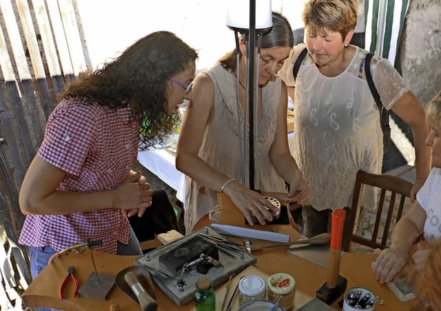 Goldschmiedemeisterin Anja Kirst (Zwei...en die  Anfertigung von Silberschmuck.  | Foto: christa rinklin