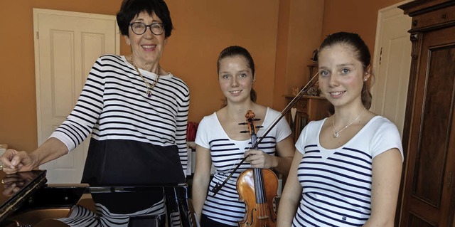 Freuen sich auf das Benefizkonzert (vo...Zwillinge Katrin und Hanna Friedrich.   | Foto: Roswitha Frey
