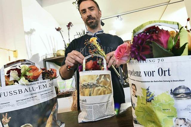 Florist Christian Weiß bindet Gutes und Schönes in BZ-Papiertüten zusammen