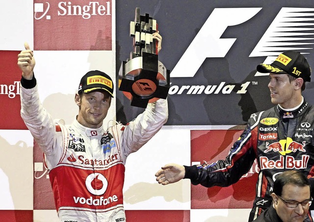 Ein zufriedener Jenson Button (links) ... seinem Konkurrenten Sebastian Vettel   | Foto: DPA