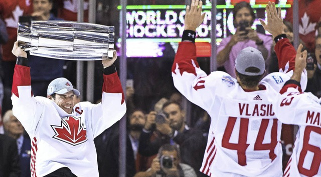 Sidney Crosby (links) von Kanada jubelt  mit dem Pokal.   | Foto: dpa