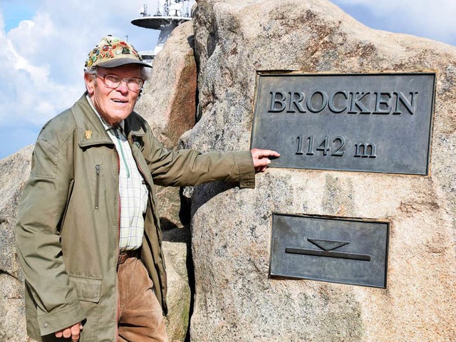 Genannt Brocken-Benno: Der 84-jhrige Schmidt auf dem Gipfel.   | Foto: DPA