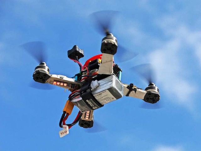 Fr Drohnen soll eine maximale Flughhe von 100 Metern ber dem Boden gelten.  | Foto: dpa