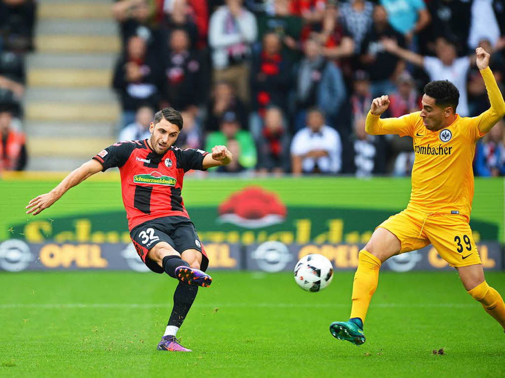 Doch zunchst das Tor: Weil Maximilian Philipp den Ball erluft und Schiedsrichter Fritz einen Vorteil gibt, kann Vincenzo Grifo den Ball einnetzen.