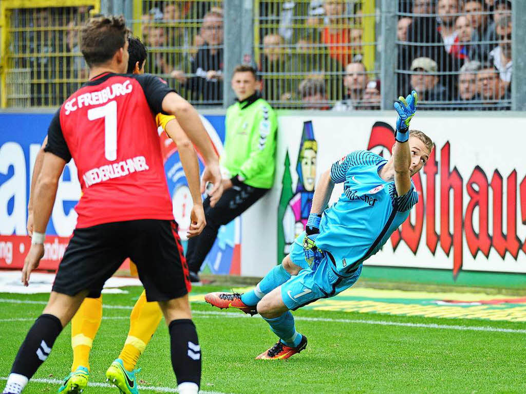 Auch Lukas Hradecky (blau) kann nur hinterhersehen.