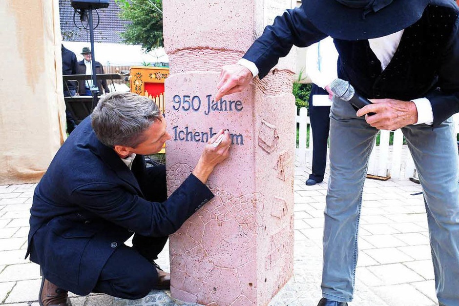 Ortsvorsteher Ralf Wollenbär (links) bringt das i-Tüpfelchen auf dem „Ichenheim“ an auf der Skulptur von Walter Henninger (rechts) an. (Foto: WOLFGANG KUENSTLE ) Ortsvorsteher Ralf Wollenbär (links) bringt das i-Tüpfelchen auf dem „Ichenheim“ an auf der Skulptur von Walter Henninger (rechts) an. (Foto: WOLFGANG KUENSTLE )