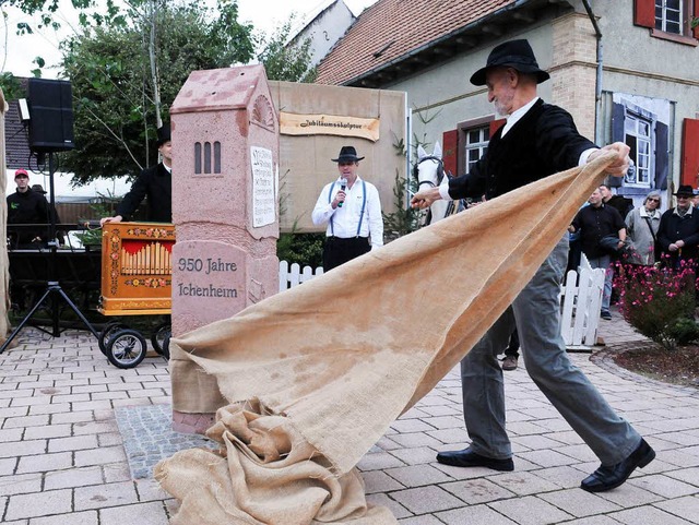 Walter Henninger enthllt seine Skulptur aus Sandstein.  | Foto: WOLFGANG KUENSTLE               