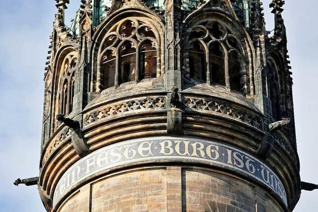 Königin schmückt Schlosskirche mit Altartuch