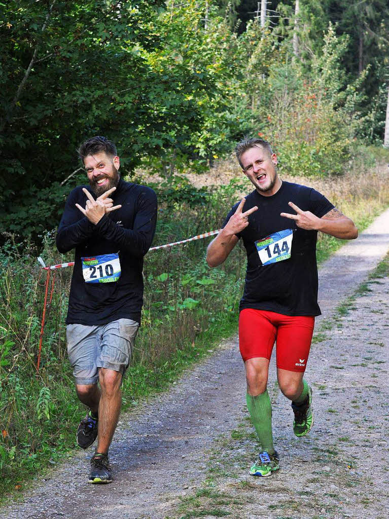 Dauerlauf mit Hindernissen: Viel Freude an Sport, Schlamm und der Party drum herum hatten am Sonntag 2500 Teilnehmer beim Rothaus – 