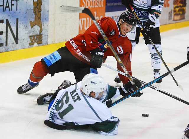 Sportliche Hrte beim Spiel EHC Freiburg &#8211; Bietigheim Steelers  | Foto: Patrick Seeger