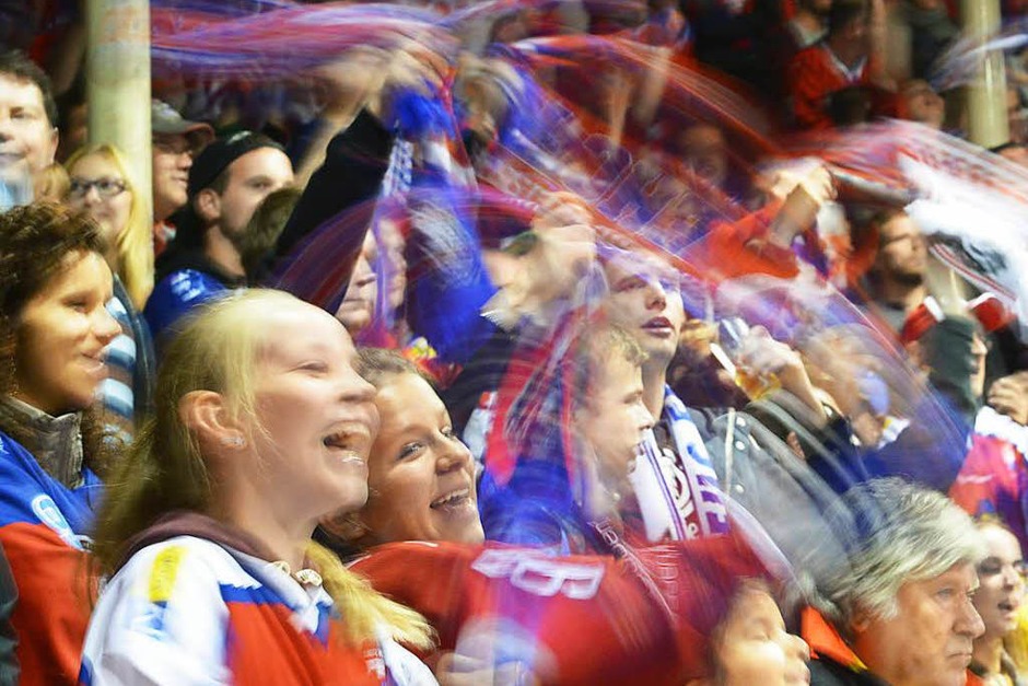 Ein packendes Match auf dem Eis: EHC Freiburg – Bietigheim Steelers (Foto: Patrick Seeger) Ein packendes Match auf dem Eis: EHC Freiburg – Bietigheim Steelers (Foto: Patrick Seeger)