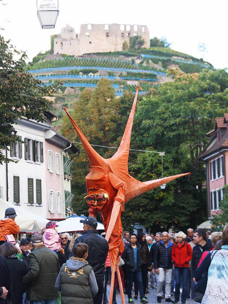 Auch seltsame Spinnenwesen staksten neugierig durch die Altstadt.