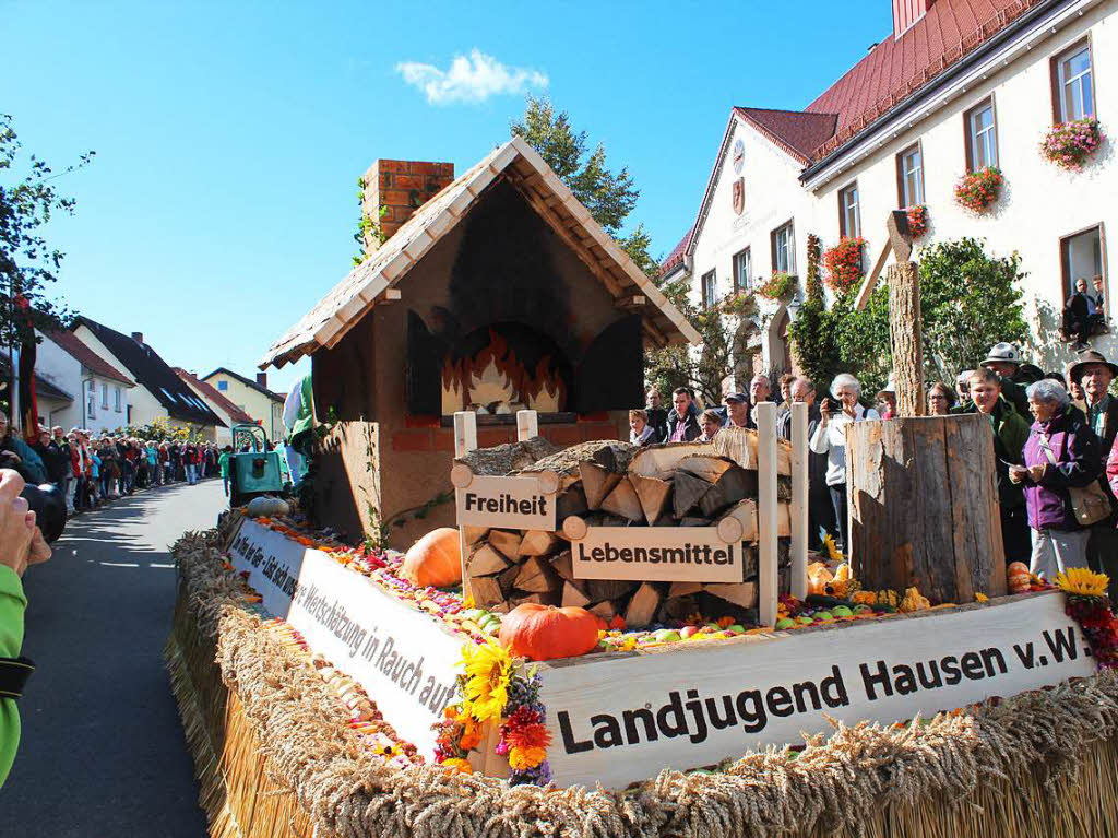 Im Ofen der Gier: „Lst sich die Wertschtzung in Rauch auf?“, hinterfragte die Landjugend Hausen vor Wald.