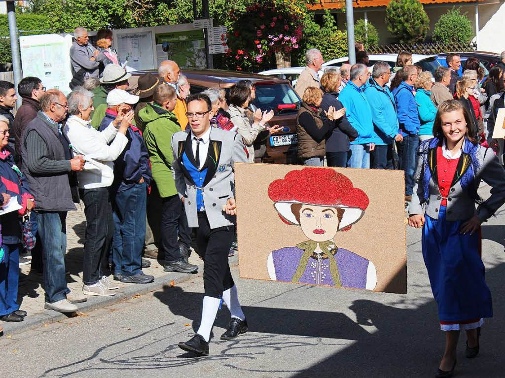 Mit Samen und Krnern kunstvollbeklebte Tafeln unterstrichen die einzelnen Landjugendgruppen das Motto des Kreiserntedankumzugs.