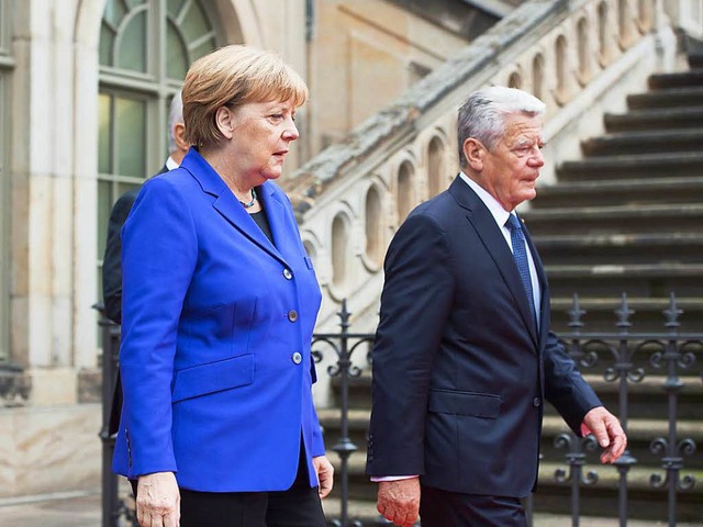 Bundeskanzlerin Angela Merkel (CDU) un...dent Joachim Gauck (rechts) in Dresden  | Foto: dpa