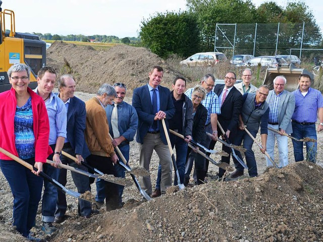 Fr das neue Baugebiet in Gndlingen e...Firmen griffen gemeinsam zur Schaufel.  | Foto: Hans-Jochen Voigt