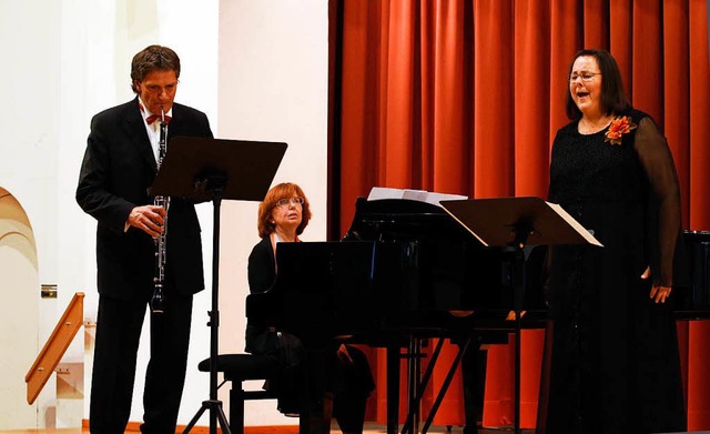 Ulrich Steurer, Oboe, Pianistin Uschi ...a de Galgczy, Mezzosopran (von links)  | Foto: Heidi Foessel
