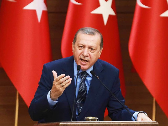 Erdogan und sein Kabinett verlngern d...tschversuch verhngte Ausnahmezustand.  | Foto: AFP