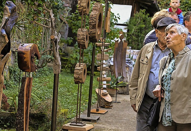 Groes Interesse fanden die Holzskulpturen von Wolfgang Sieburg.  | Foto: Sandra Decoux-Kone