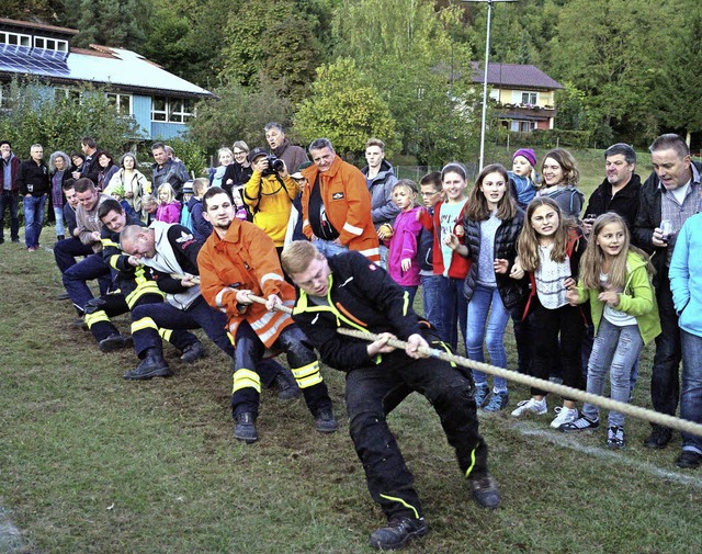 Da war die Stimmung noch bestens: Die ...rn mit den starken Mnnern am Tau mit.  | Foto: Silke Hartenstein