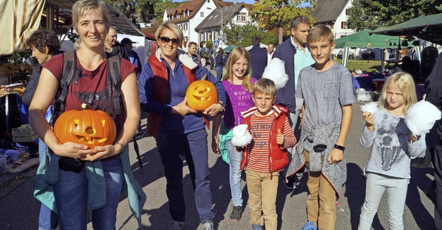 Das gefllt der ganzen Familie: ein Bu...ber den Herbstmarkt in Bad Bellingen.   | Foto: Silke Hartenstein