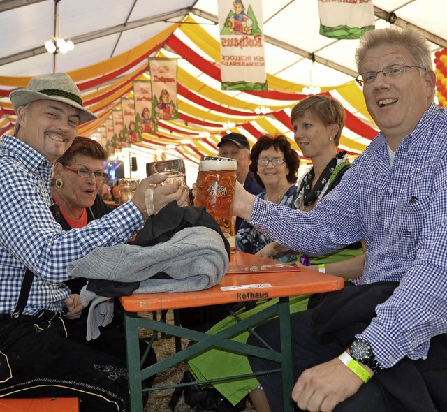 Bayrische Kleidung, badisches Bier &#8211; die Mischung stimmt.   | Foto: Steineck