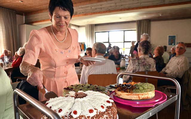 Beim Begegnungssonntag im evangelische..., die Torten und Kuchen zu servieren.   | Foto: Schopferer