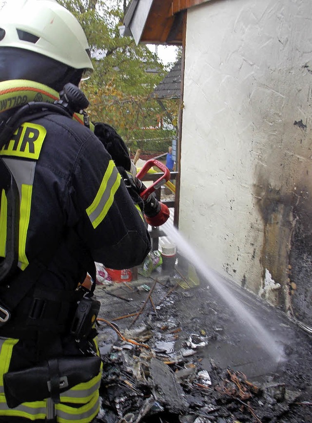 Die Feuerwehr lschte den Brand, den eine Gasflasche ausgelst hatte.   | Foto: Feuerwehr Denzlingen