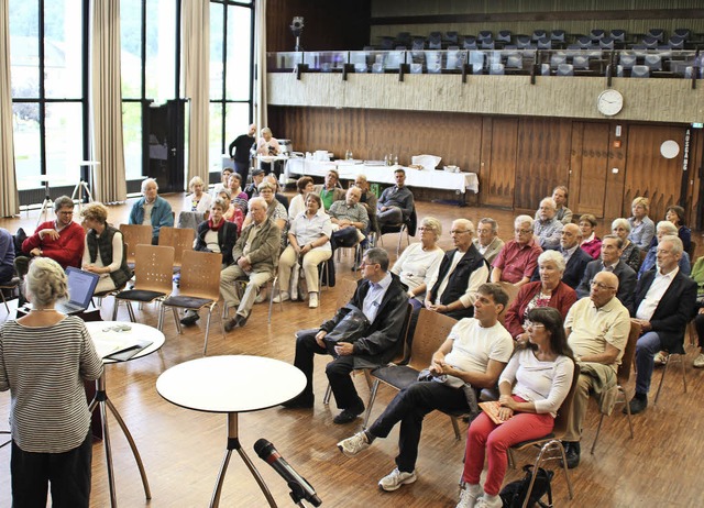 Rund 40 interessierte Einwohner waren ...uten ins Haus der Begegnung gekommen.   | Foto: Rolf Reimann