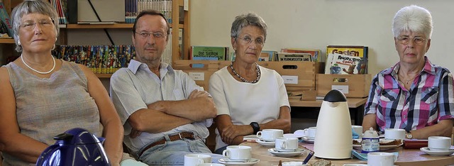 Gespannt lauschen die Teilnehmer bei einem Tsschen Kaffee den Kurzlesungen.   | Foto: Katharina Bartsch