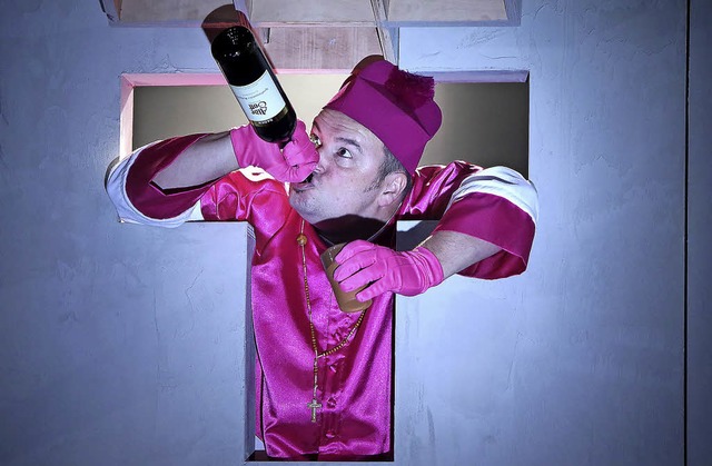 Trinkt der Bischof da nicht aus  einer...rstndigung unfhigen Weltreligionen.   | Foto: Christoph Breithaupt