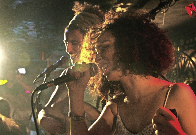 Farah (Baya Medhaffer) eckt als Rockmusikerin an.  | Foto: Trigon Film