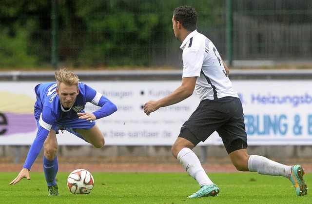 Aus dem Tritt gekommen: Yannik Weber (links) und der SV Weil   | Foto: Meinrad Schn