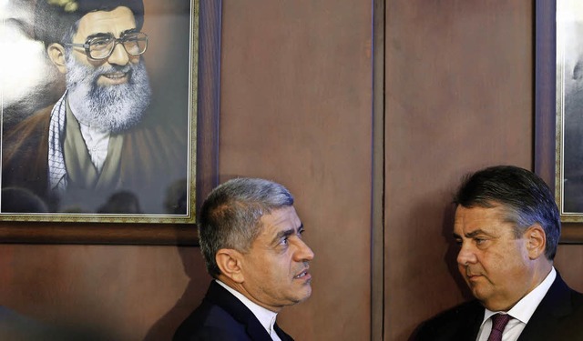 Wirtschaftsminister Gabriel (r.) spric...utionsfhrers Ayatollah Ali Khamenei.   | Foto: dpa