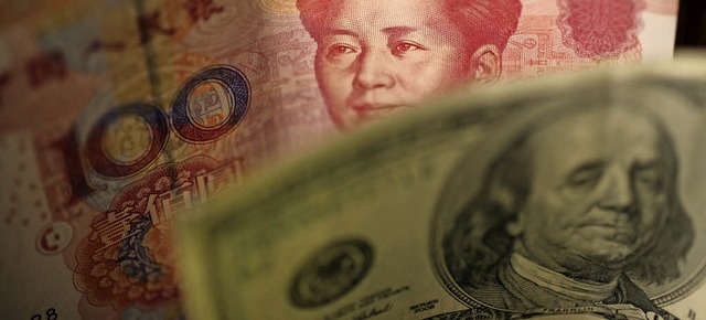 Yuan (hinten) und Dollar   | Foto: dpa