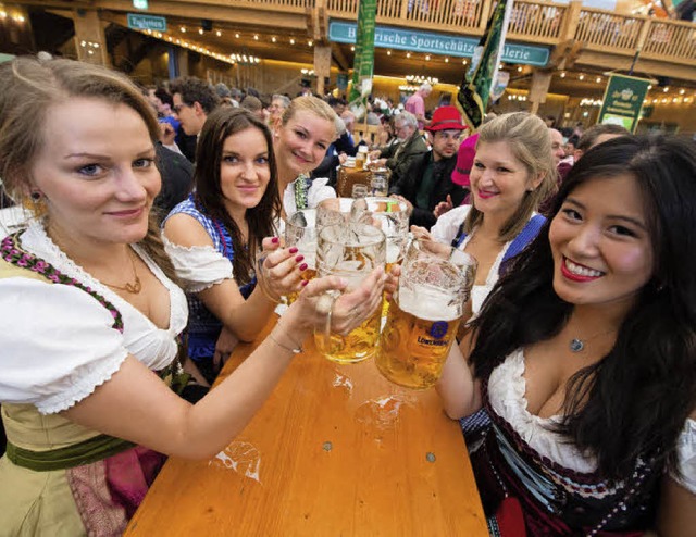 Prost! 5,6 Millionen Menschen feierten 2016 auf der Wiesn.   | Foto: dpa