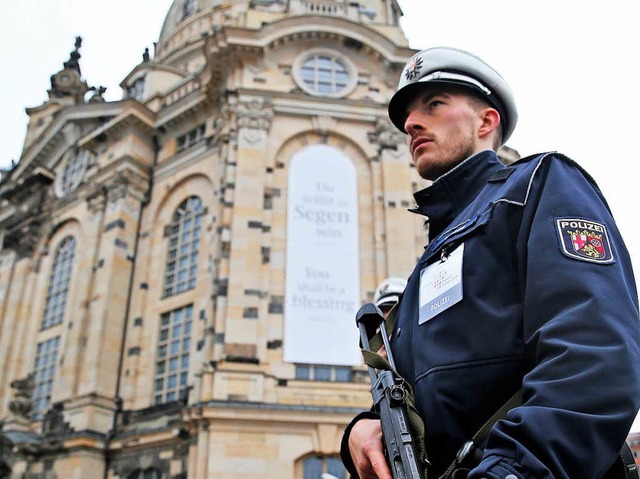 Polizisten bewachen am Tag der Einheit die Frauenkirche in Dresden.  | Foto: dpa