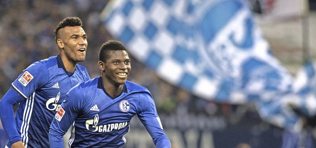 In Feierlaune: Die Schalker Eric Maxim Choupo-Moting (links) und Breel Embolo   | Foto: dpa