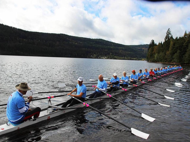 42 Meter Boot, 24 Ruderer: der Stmpfli-Express auf dem Titisee.  | Foto: Eva Korinth