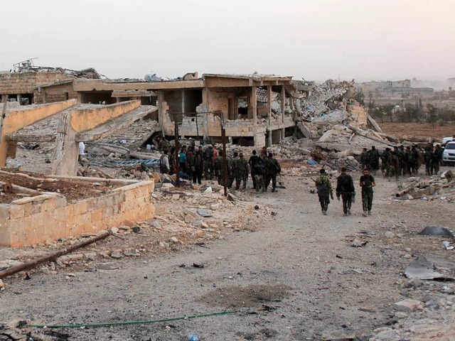 Krfte des syrischen Regimes vor einem Krankenhaus in Aleppo  | Foto: AFP