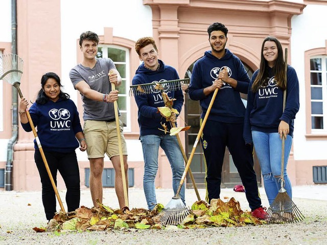 Laub-Team am UWC (von links): Milagros...(Irak), Ayla Blair-Smith (Neuseeland).  | Foto: Ingo Schneider