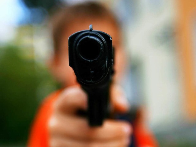 Mit einer Schusswaffe bedohten dei Tter die 25-jhrige Angestellte.  | Foto: dpa Deutsche Presse-Agentur