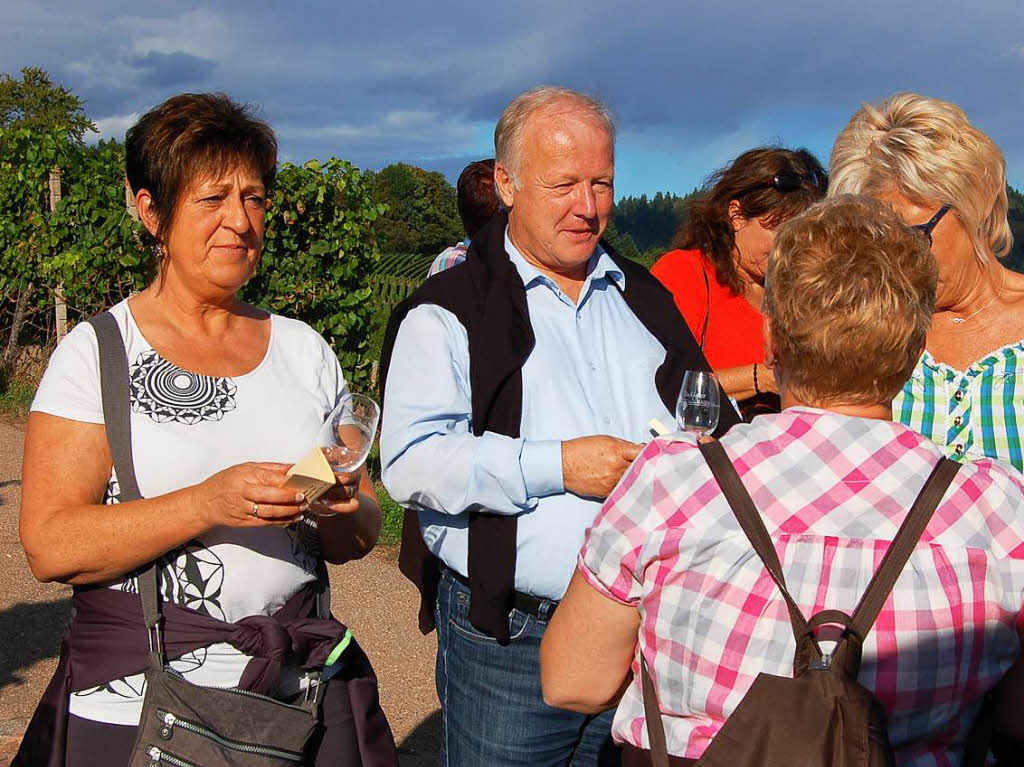 Die Wanderer genieen den Wein und die Sonne und sind bester Feierlaune am Tag der Deutschen Einheit.