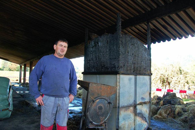 Landwirt Martin Brosamer vor den berbleibseln des Stalls. 