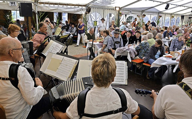 Wer kann, der darf beim Musikantentref...und die Stimmung im Festzelt ist gut.   | Foto: Benedikt Sommer