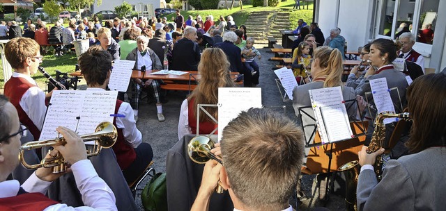 Amoltern. Aufgrund des schnen Herbstw...musiker im Freien zu Kilwi aufspielen.  | Foto: Roland Vitt