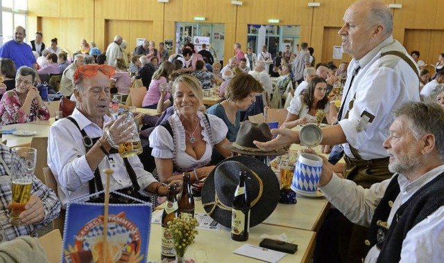 Auch &#8222;Georgs Stammtisch&#8220; r... Krug) war beim Oktoberfest vertreten.  | Foto: Rita Eggstein