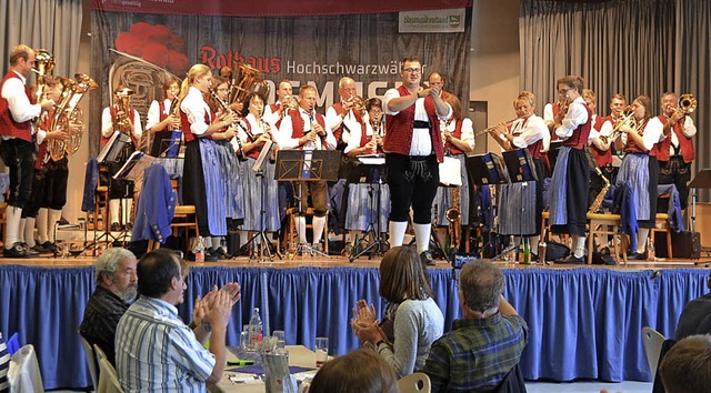 Der Musikverein Gornfhofen brachte mit...sang besondere Stimmung in die Halle.   | Foto: Liane Schilling